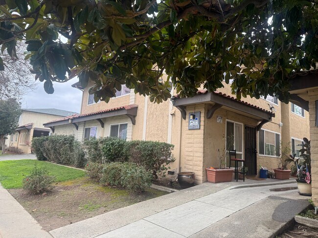Foto del edificio - 721-721 Menker Ave