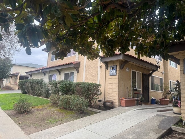 Building Photo - 721-721 Menker Ave