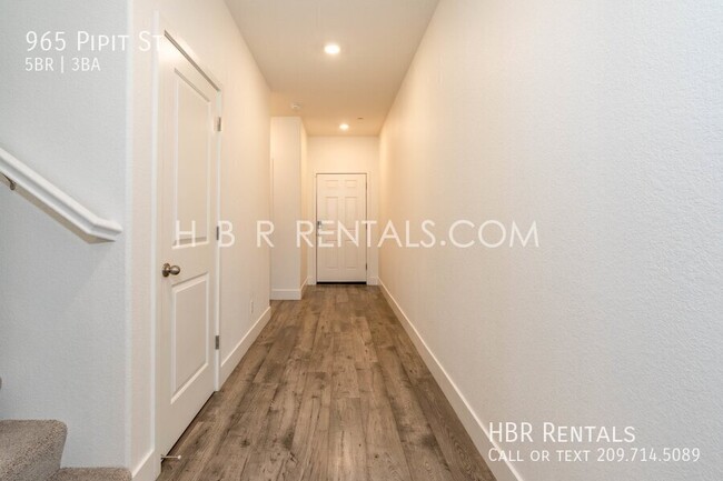 Foto del edificio - Lathrop Five Bedroom Rental Home - Move in...