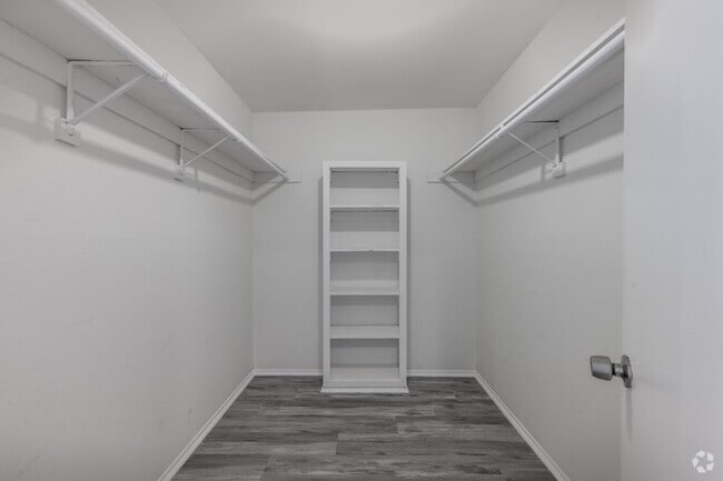 1 habitación, 1 baño - 650 pies cuadrados - Vestidor - 14607 Gilmore St