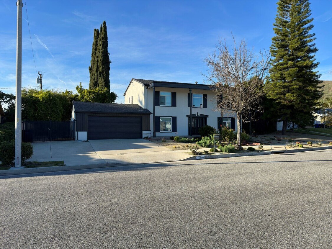 Foto principal - Captivating Colonial-Style 2-story 5 bedro...