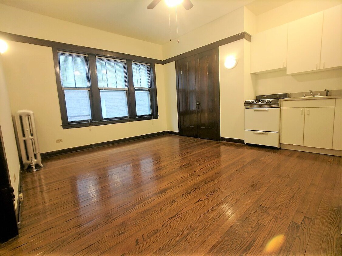 Foto principal - 816 W Waveland Ave