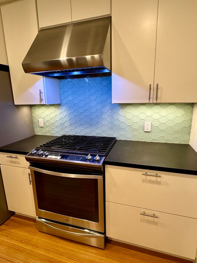 Foto del edificio - 106 E College St