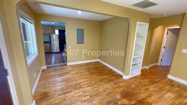 Foto del edificio - 2 Primary Suites + Huge Yard in Markham - ...