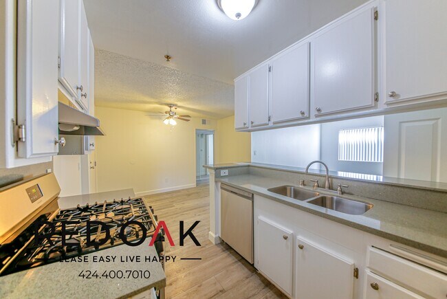 Foto del edificio - Beautiful and Bright Two Bedroom with Spac...