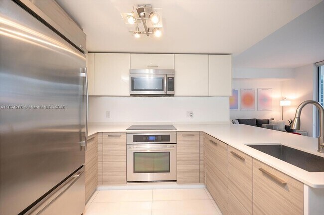 Building Photo - 1300 Brickell Bay Dr