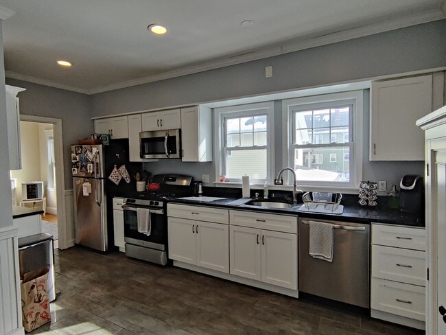 Building Photo - No Brokers Fee, Large Fully Renovated Unit in Oak Sq. Free Laundry, Backyard, Patio, Parking Incl...