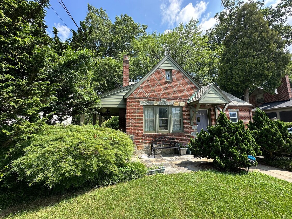 Primary Photo - Charming 1930s Stone & Brick Cottage – 3BR...