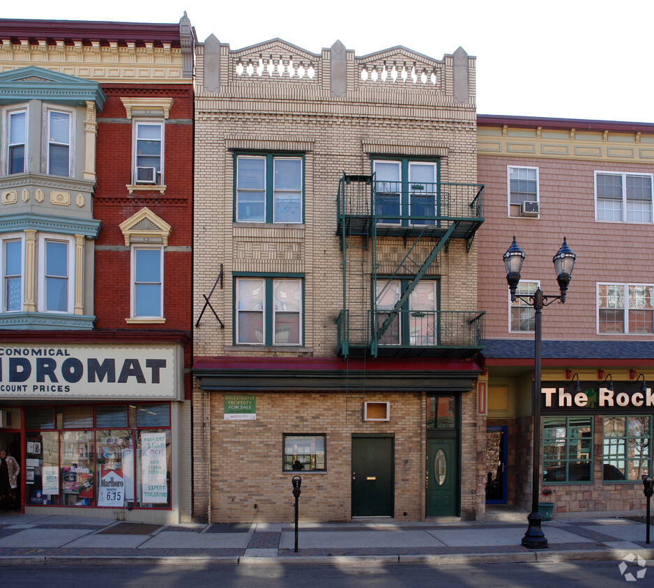 Building Photo - 208 Broadway