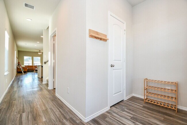 Foto del edificio - 16868 Pink Wintergreen Dr