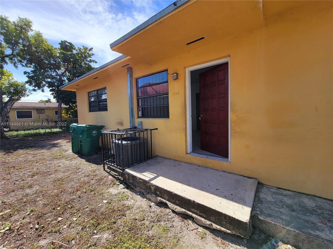 Foto principal - 1028 NW 26th St