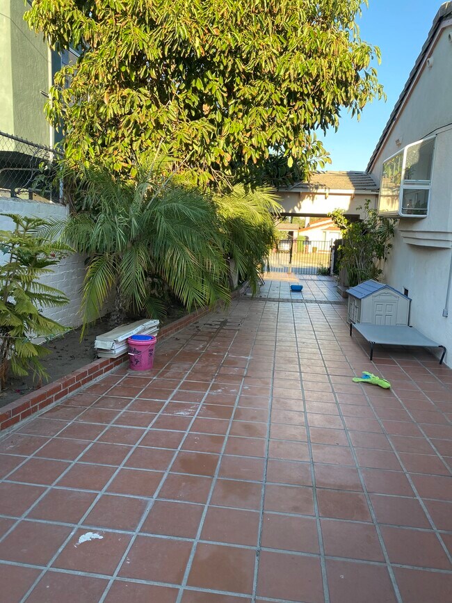 Building Photo - 4189 Angeles Vista Blvd
