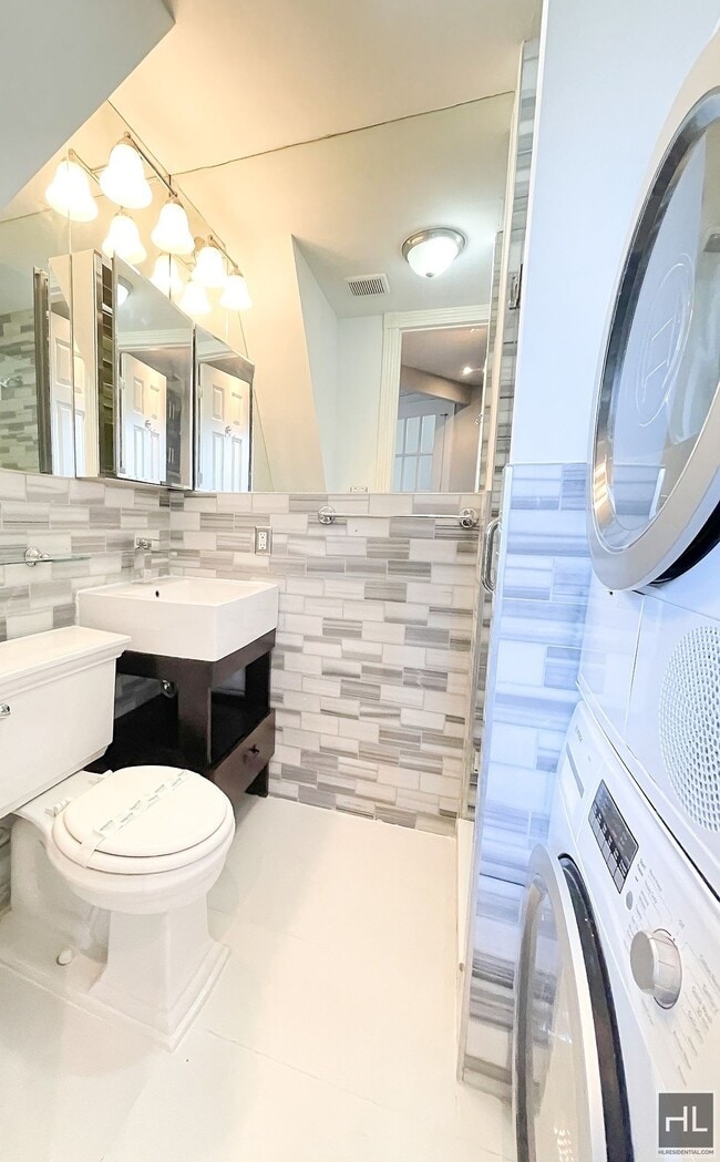 Building Photo - Mott Street