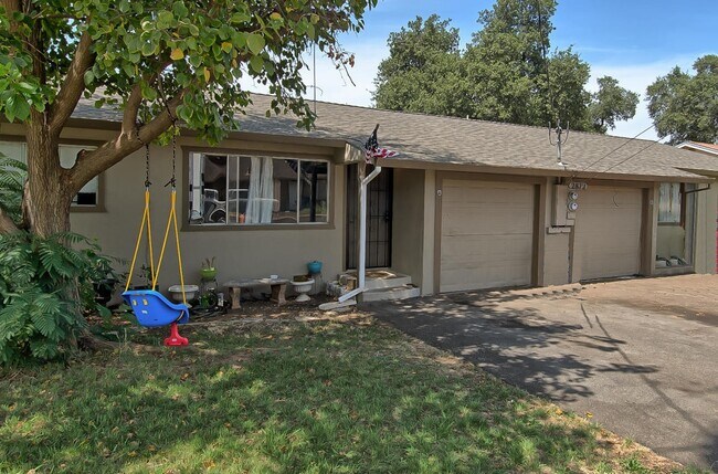 Building Photo - 2872 Helen St