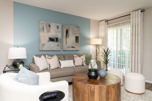 Amplia sala de estar con pisos estilo madera. - Vetra West Hills