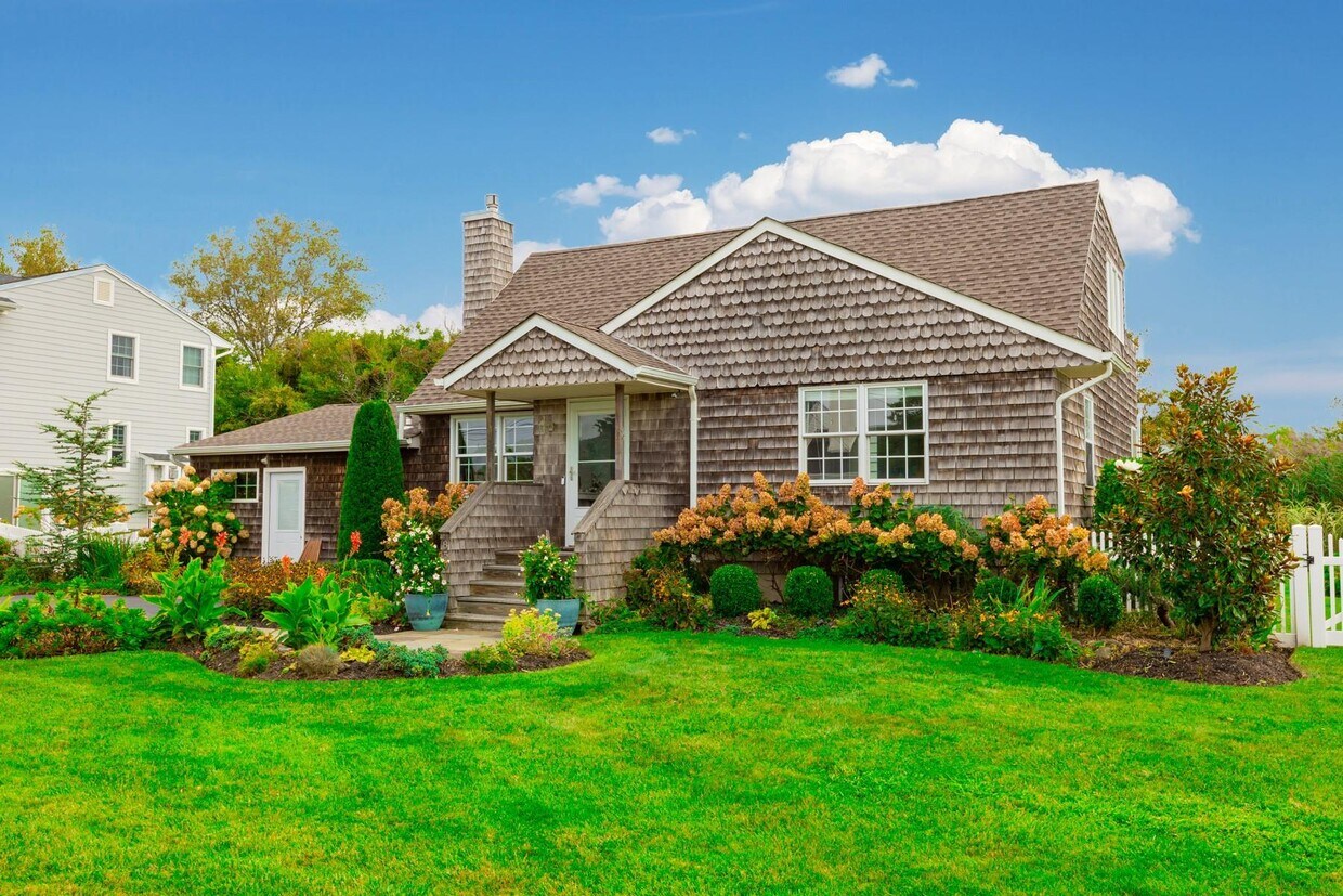 Foto principal - 859 E Bay Dr
