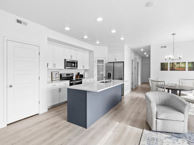 Building Photo - Dazzling AF Condo!