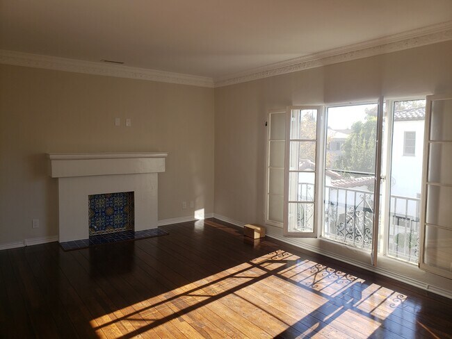 Building Photo - 1055 S Orange Grove Ave
