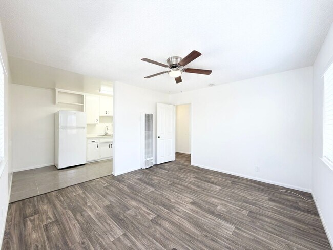 Foto del edificio - Single level duplex a block to the beach!