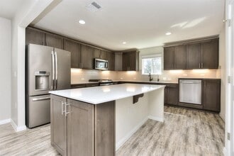 Building Photo - 220 Comal Ln