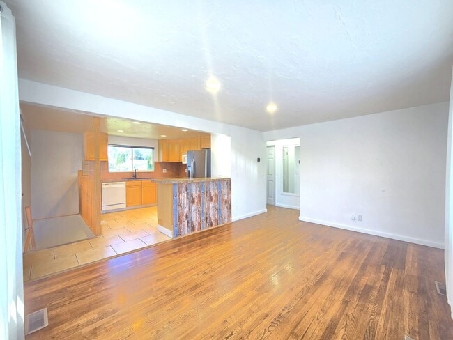 Building Photo - 5621 N Hemlock St