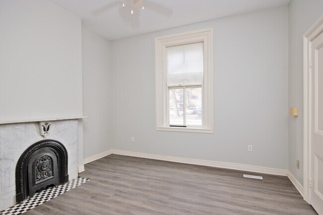 Photo du bâtiment - ONE BEDROOM APARTMENT AT CORNER OF ALBERT AND TALBOT STREETS