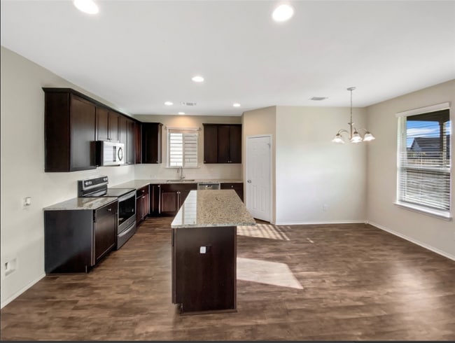 Foto del edificio - 325 Bedford Falls Ln