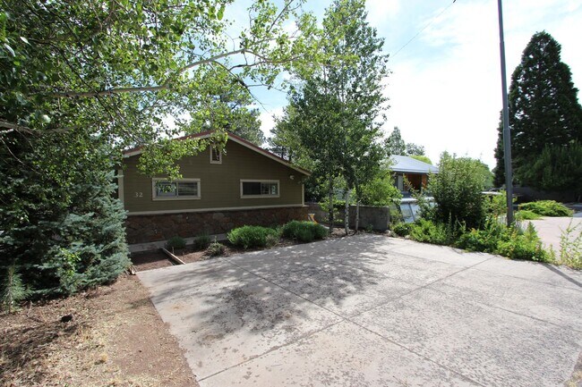 Foto del edificio - Spacious 3BR home Near NAU | New Carpet + Parking for 3 Vehicles