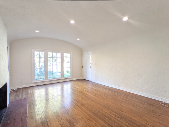 Building Photo - 805 N Sycamore Ave