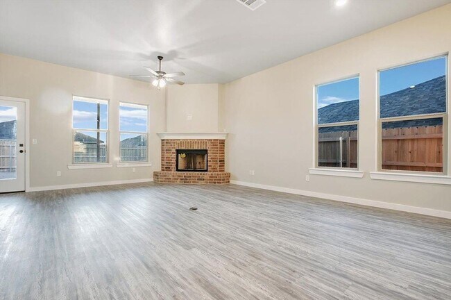 Building Photo - Pre-leasing for July
