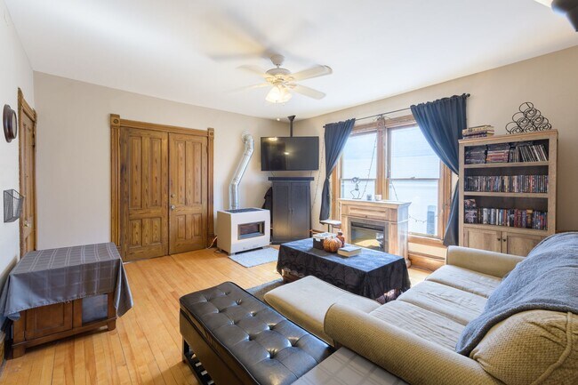 Foto del edificio - For Lease! Spacious 2 BD Home, Top 2 floor...