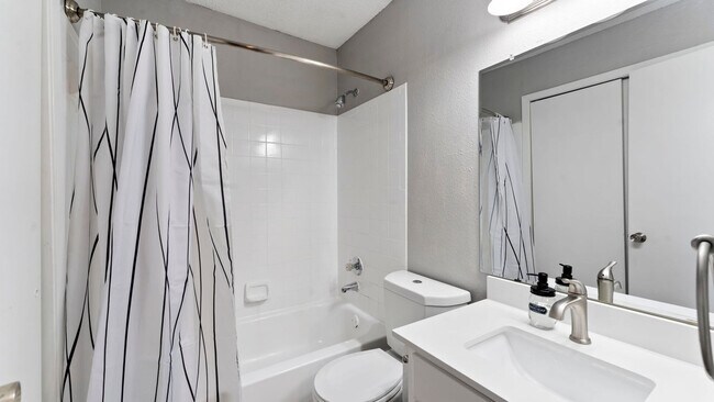 Building Photo - 813 W N Loop Blvd