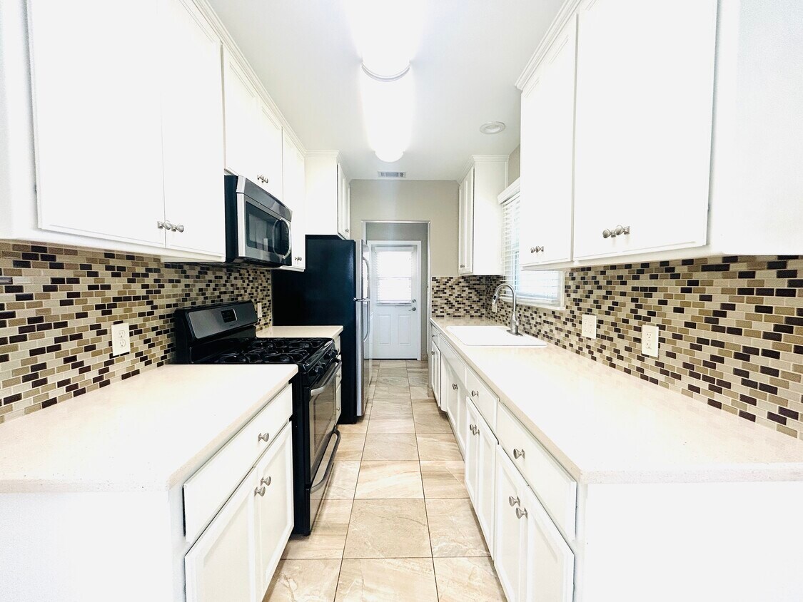 Primary Photo - 705 S Almansor St
