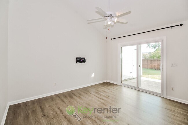 Building Photo - Adorable 2 bedroom/ 2 bathroom townhome in Wilmington