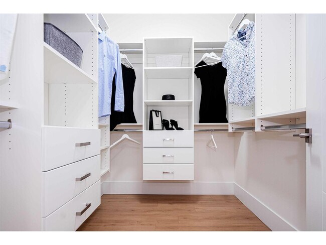 Photo du bâtiment - Main House-14742 62A AVENUE