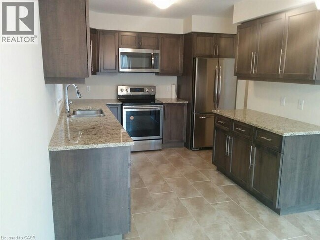 Photo du bâtiment - 326 Old Huron Rd