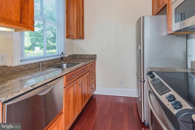 Building Photo - 10 Bayard Ln
