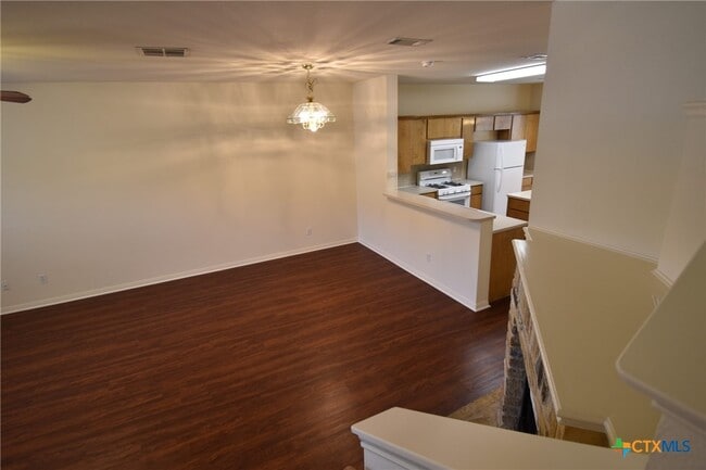 Building Photo - 2215 Dry Creek Dr