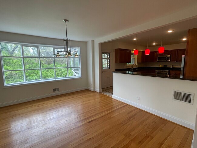 Foto del edificio - 7001 Longwood Dr
