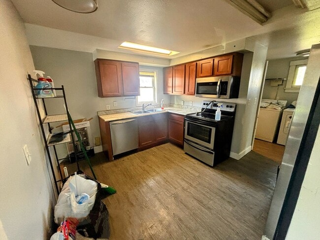 Building Photo - Upper 2 Bedroom Unit of Duplex