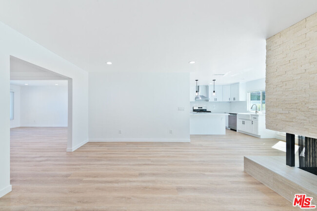 Building Photo - 330 W Country Hills Dr