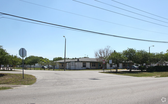 Building Photo - Crystal Lakes Manor