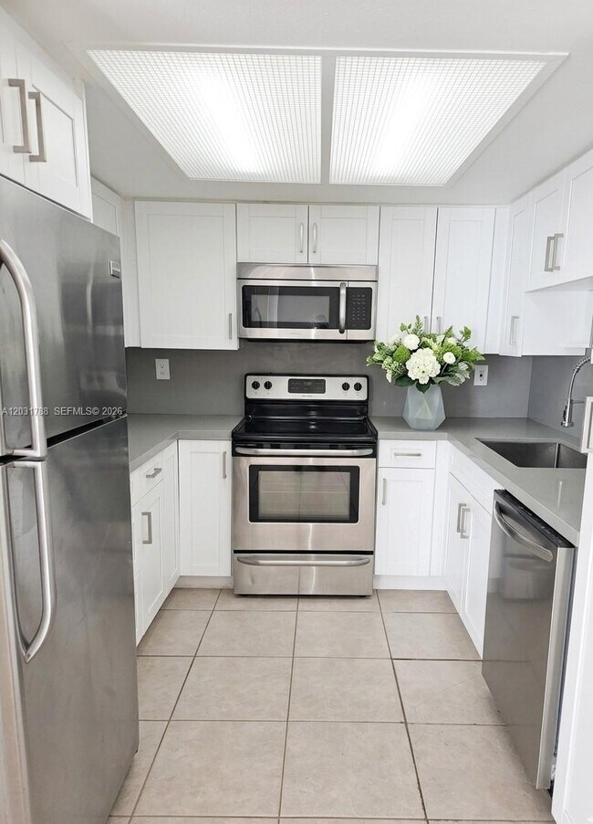 Building Photo - 9070 SW 125th Ave