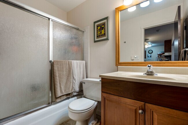 Building Photo - 870 E Old Willow Rd