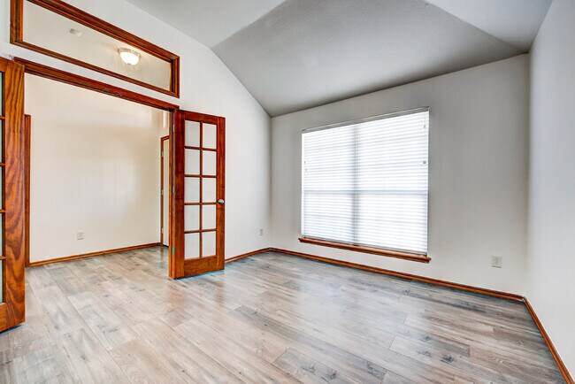 Foto del edificio - 517 Lone Oak Dr