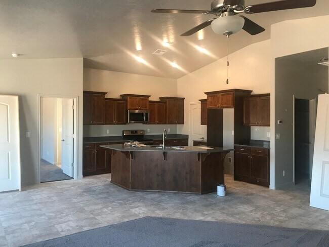 Building Photo - Beautiful 4 bedroom home in Washington Fie...