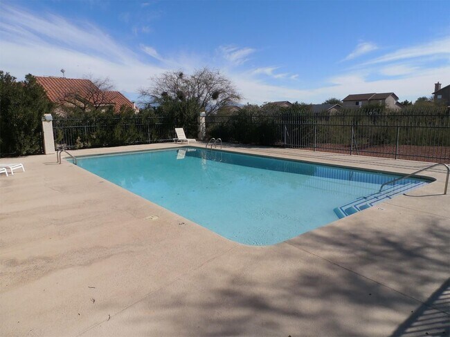 Foto del edificio - West Ironwood Hill Dr & Greasewood Rd 2/2