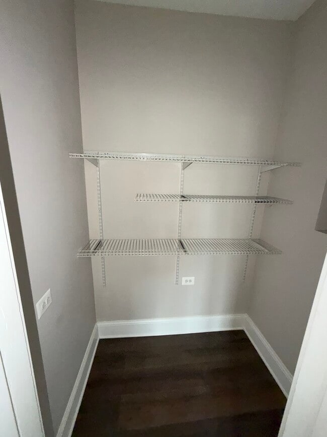 Foto del edificio - 3227 W Division St