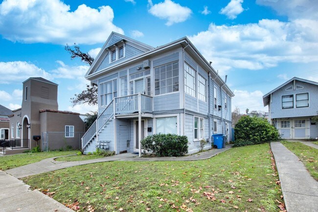 Foto del edificio - Large upper level Craftsman style apartment