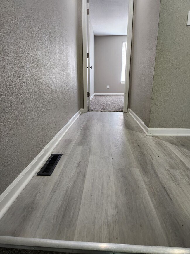 Building Photo - 3 bedroom 2 1/2 Bath Town house